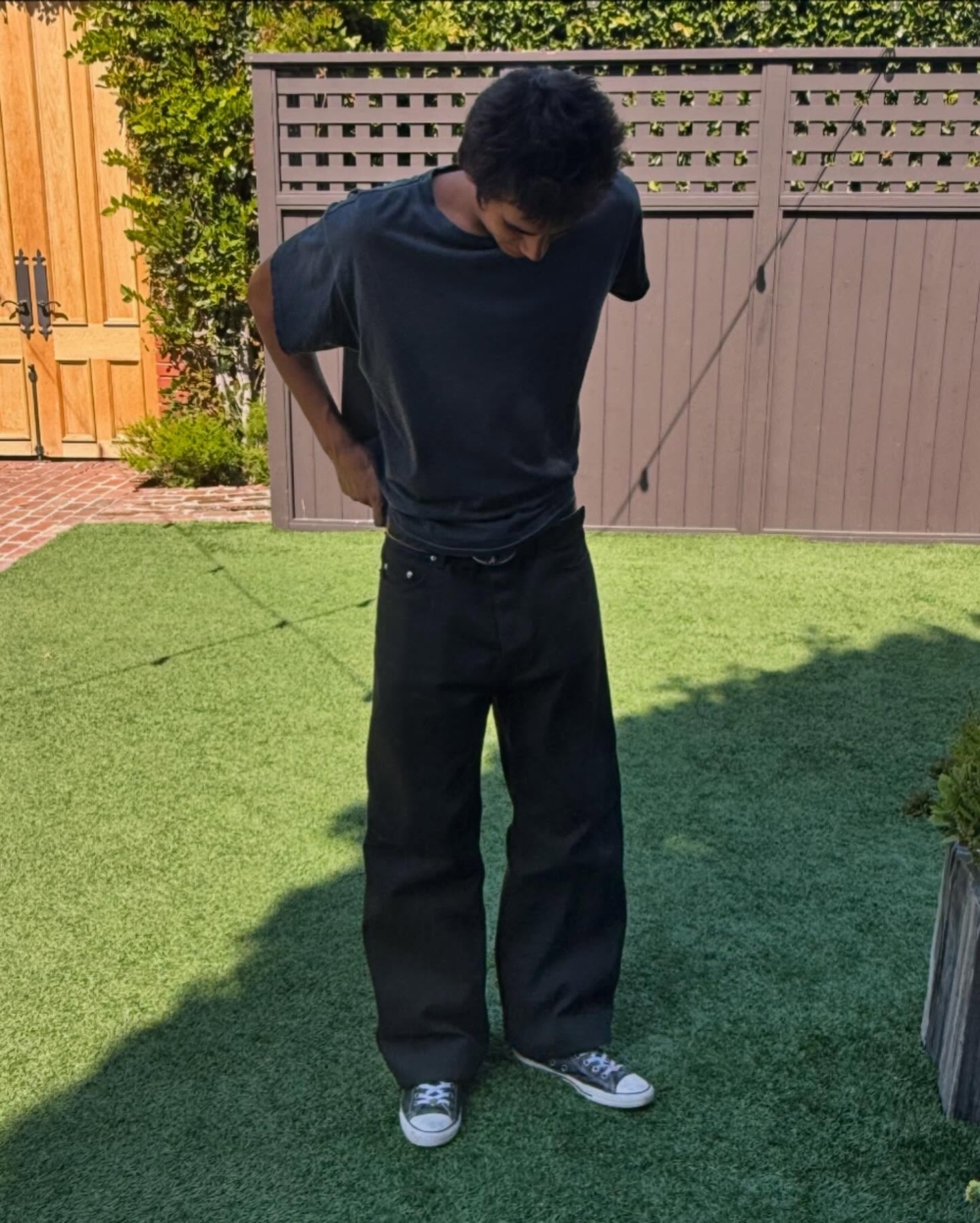 全身 Chrome Hearts，腳踩Converse？