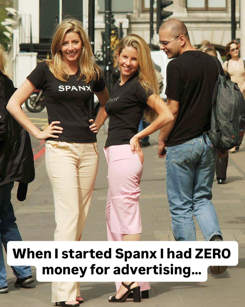 她沒有昂貴的廣告預算，只能印幾件帶有Spanx的上衣