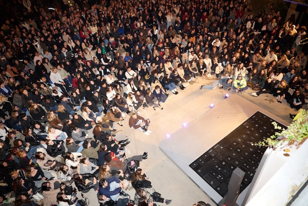 他把這種共享的看秀方式命名為La WATCHPARTY