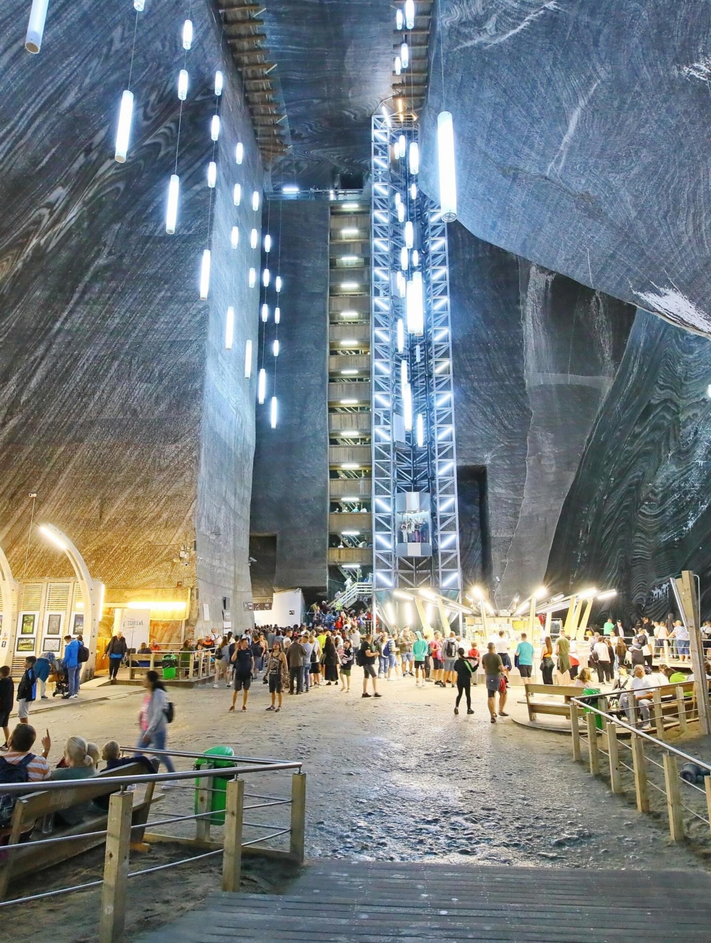 進入這座空間，搭上那部全景式觀光電梯，視野從地面世界的綠意與陽光，瞬間轉為冰冷、堅硬且紋理分明的巨大鹽壁空間