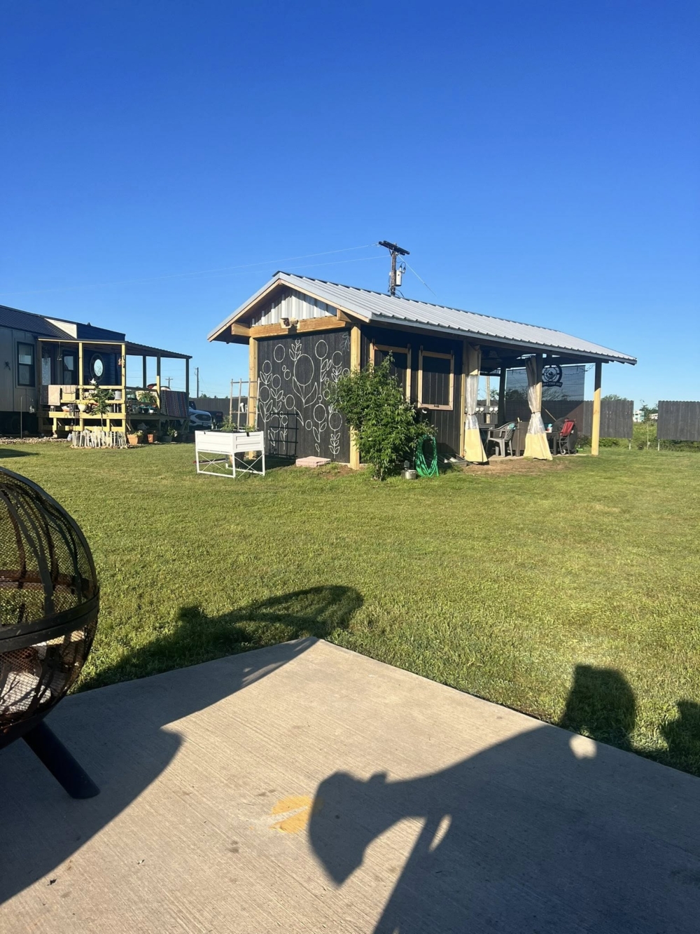 在德州親手打造十二棟迷你屋（Tiny House），並命名為The Bird’s Nest。