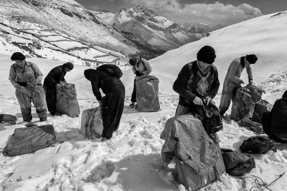 血汗邊境路：扛50公斤走山脈