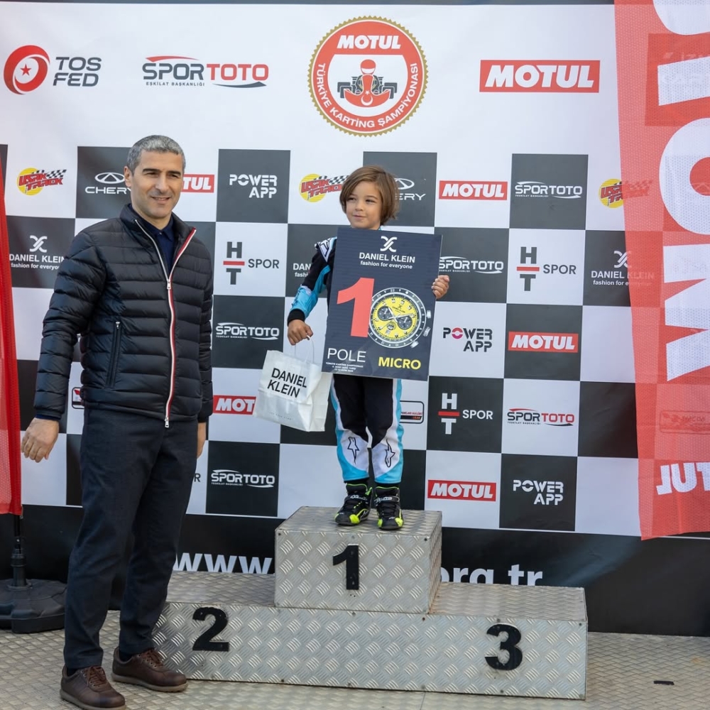 不僅是傳奇摩托車冠軍Kenan Sofuoglu的兒子，更是新一代速度之星的象徵。