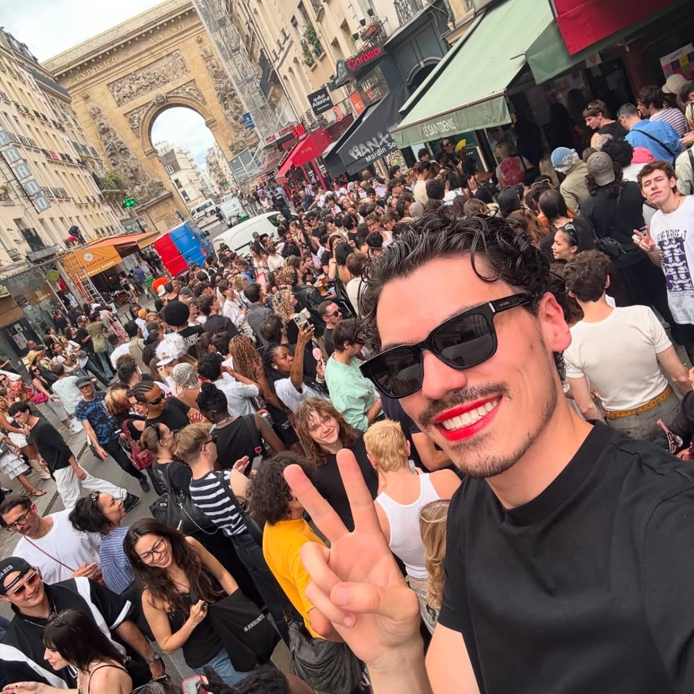 原本只是朋友間的小聚會，卻吸引了完全超出預期的人潮