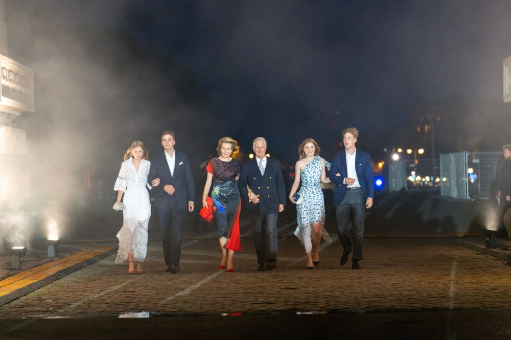 今年七月的比利時國慶日，她更是將雙重身份展現得淋漓盡致：白天穿著筆挺軍服參加閱兵典禮，英姿颯爽地檢閱部隊；晚上換上優雅的綠色晚禮服