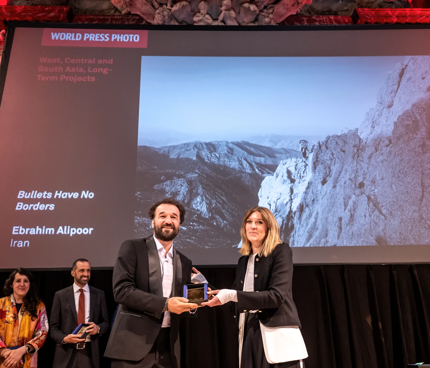 攝影師 Ebrahim Alipoor將這些經歷凝結成《Bullets Have No Borders》這組深具震撼力的影像作品