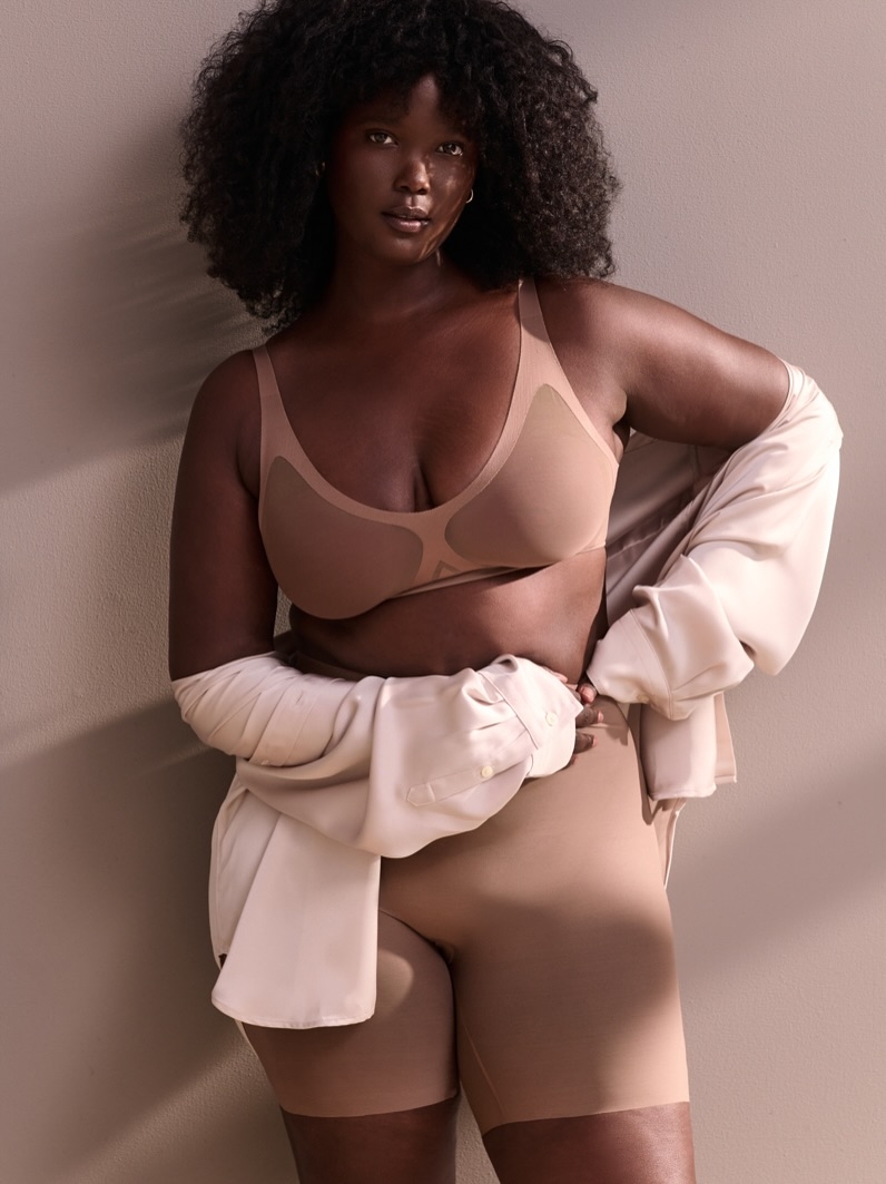 腳部沒了束縛，但大腿和臀部得到了完美的修飾，褲子下的線條變得平滑無痕