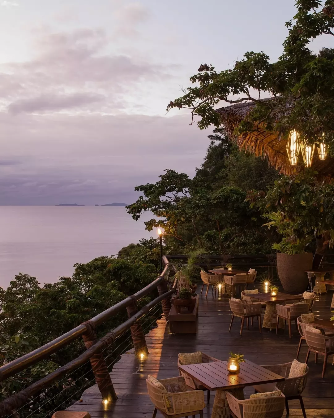 Laucala Island有個很反常識的設計哲學：少即是多。全島只有 5 間餐廳、25 棟別墅、固定的活動項目清單，聽起來選擇很有限，但這正是它的高明之處。