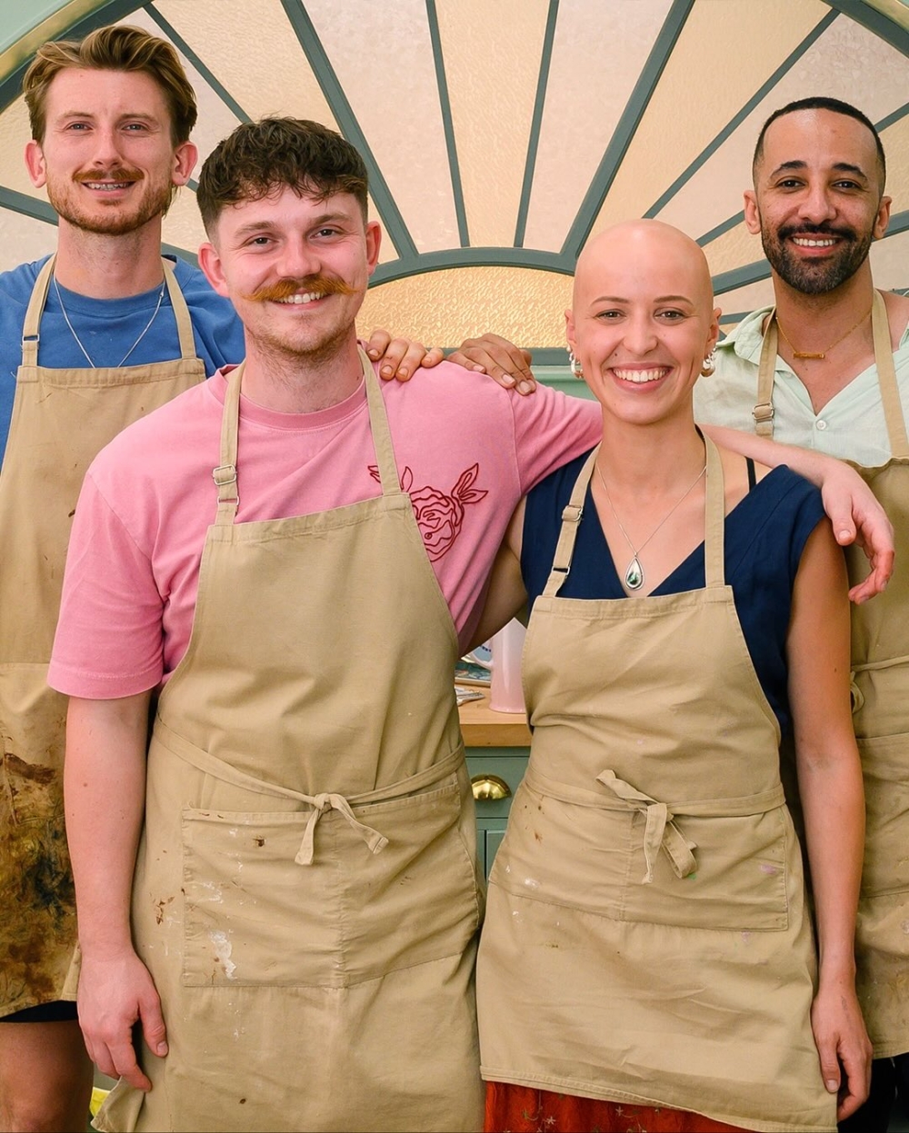 Jasmine 從小在愛丁堡長大，她的烘焙熱情來自童年：與媽媽、阿姨在蘇格蘭高地一起揉麵團、做蛋糕