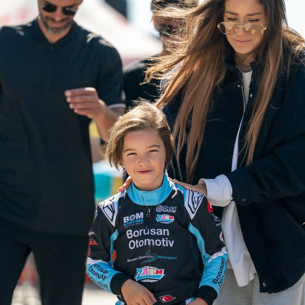 他三歲便能駕駛 Ferrari，展現出驚人的駕駛協調性與方向感。