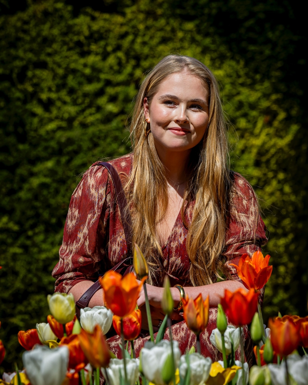 Catharina-Amalia 在成年之際做出了一個被歷史記載的選擇。她主動致函首相，表示在尚未正式履行王室全職公務前，拒絕支領每年高達 160 萬歐元的皇室津貼。