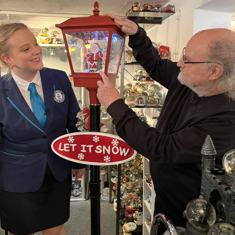 刷新了收藏最多雪花球的世界紀錄