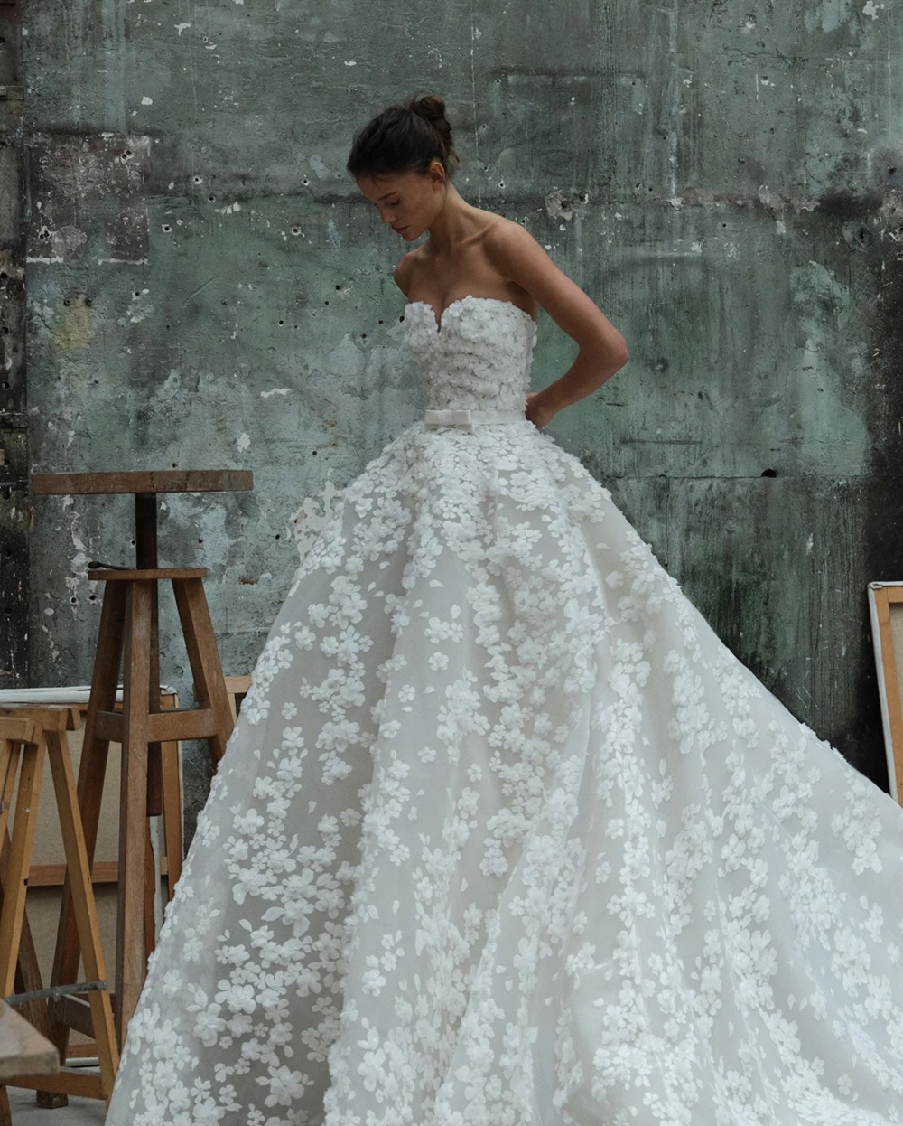 申敏兒在婚禮上呈現兩款風格迥異的婚紗造型。主婚紗選自 Elie Saab 2026 春季婚紗系列