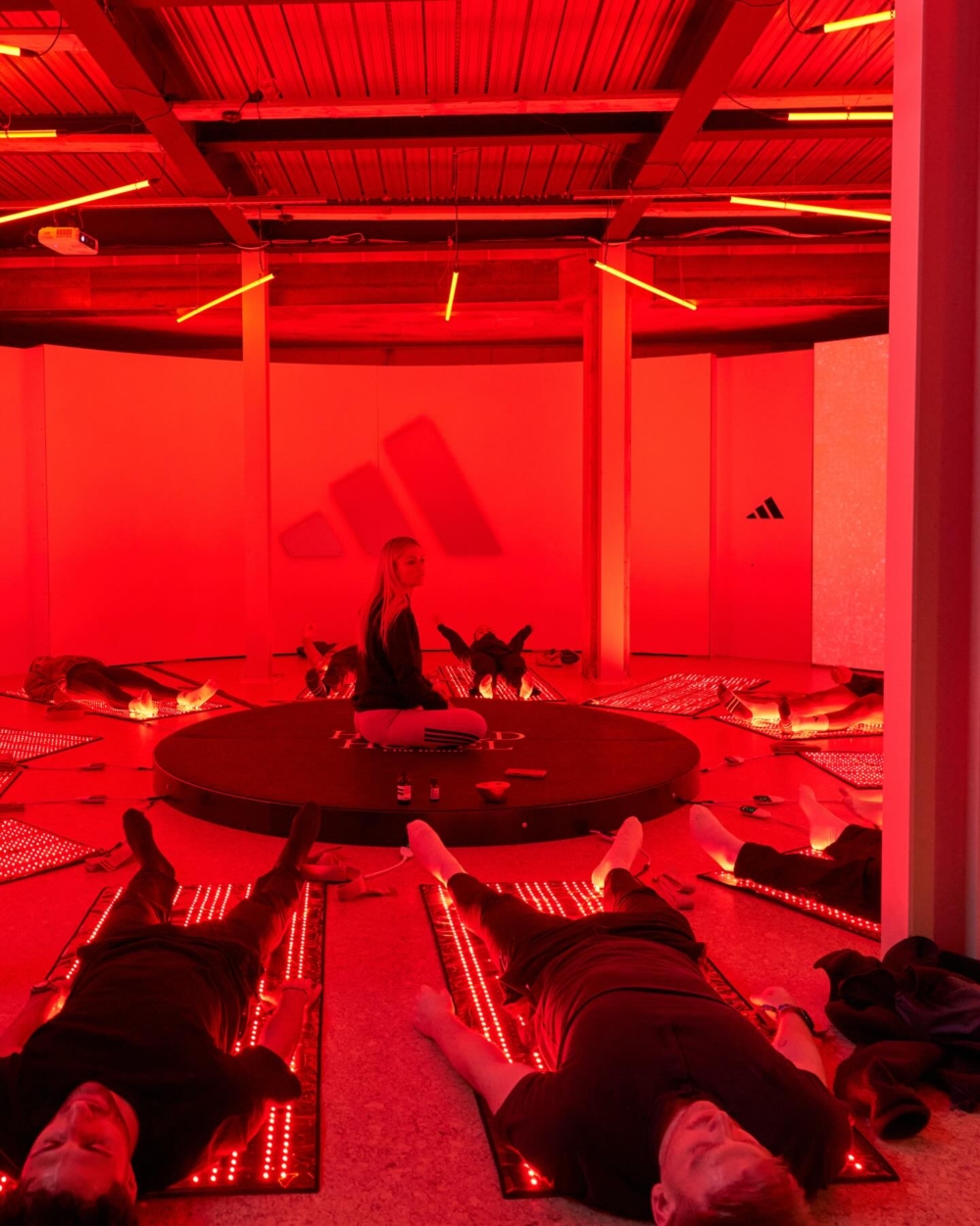 以往，職業選手與高階運動員在比賽後才能接觸紅光療程或專業恢復設備，adidas 將 Hybrid Hotel 免費對外開放
