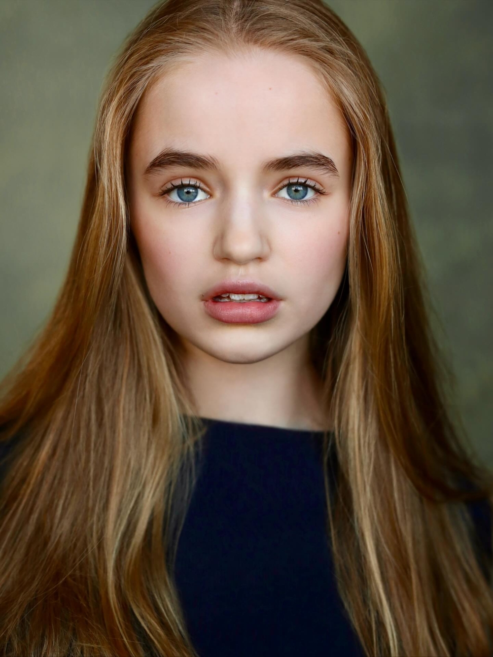 Nell Fisher 是誰？14歲的「多國籍DNA」：爸是演員轉律師，媽是英國外交官？