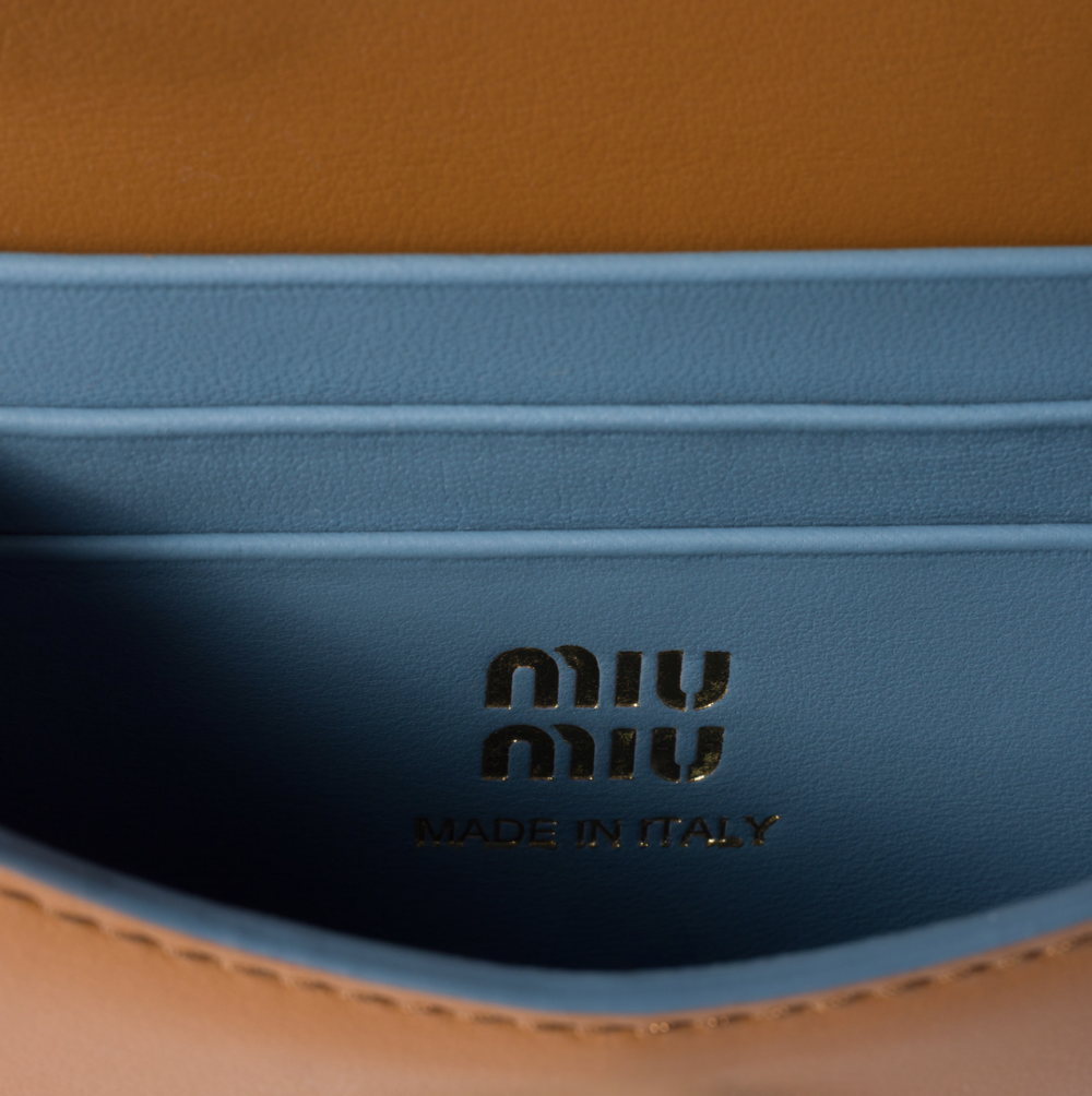 Miu Miu 皮革銀包配肩帶