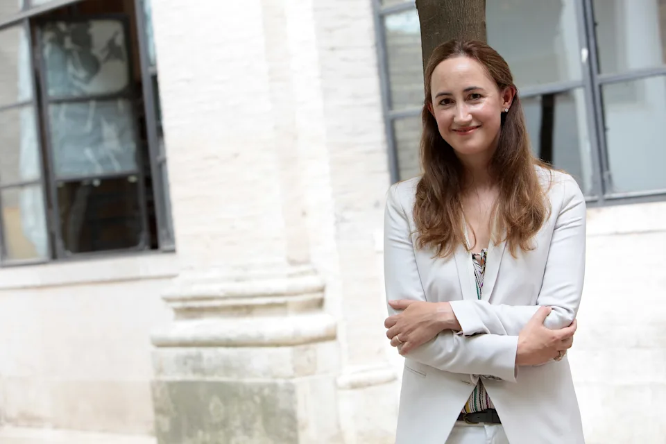 Sophie Kinsella 從小在倫敦長大，初期念音樂、後來轉讀政治哲學經濟學，她早期曾是財經記者