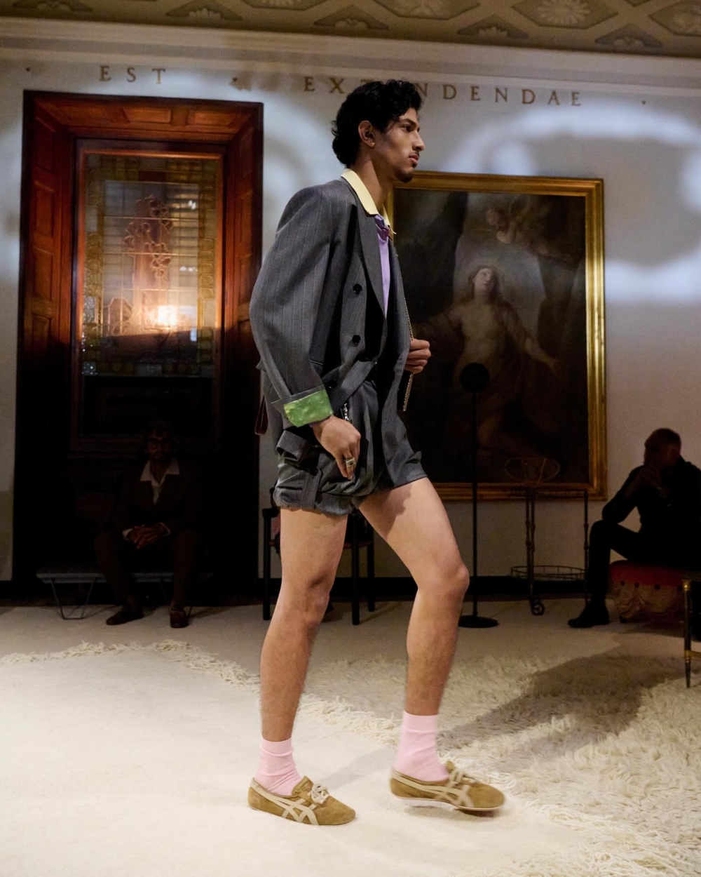 透過全球時尚代表陣容與時裝週布局