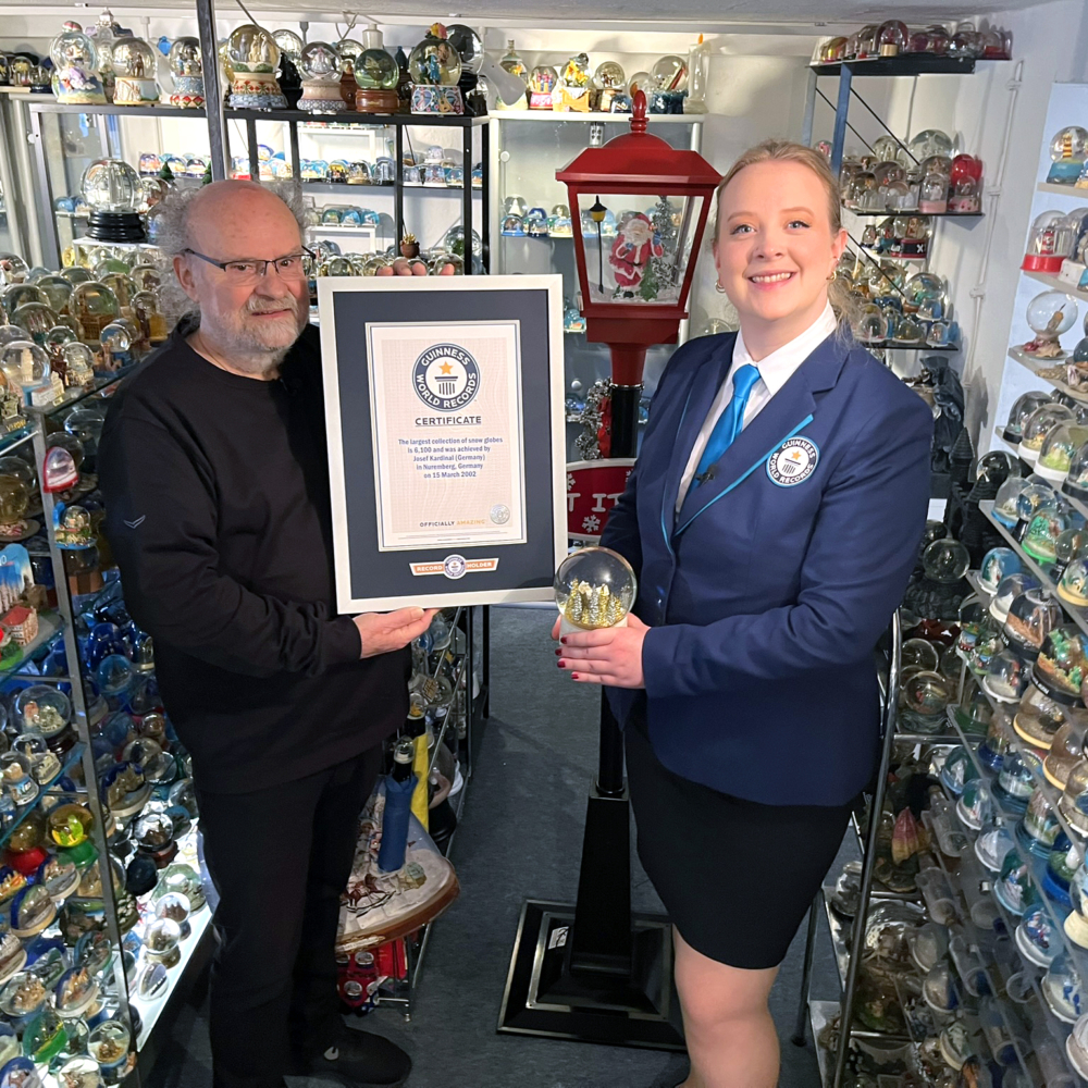 刷新了收藏最多雪花球的世界紀錄