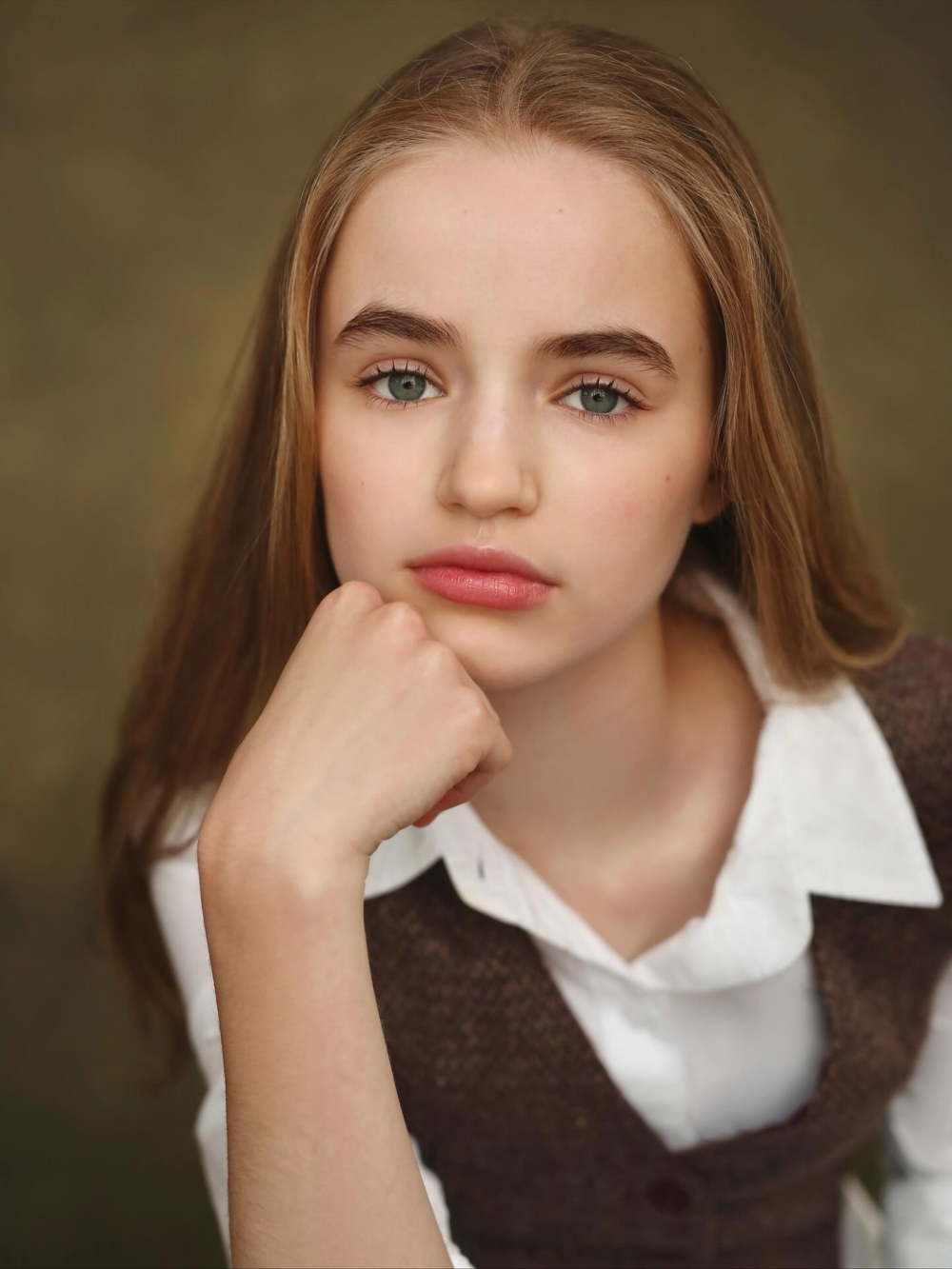 Nell Fisher 是誰？14歲的「多國籍DNA」：爸是演員轉律師，媽是英國外交官？