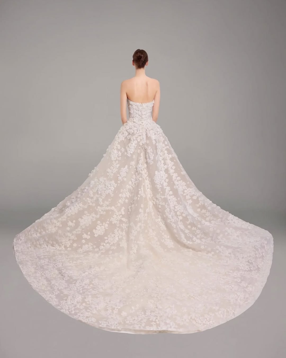 申敏兒在婚禮上呈現兩款風格迥異的婚紗造型。主婚紗選自 Elie Saab 2026 春季婚紗系列