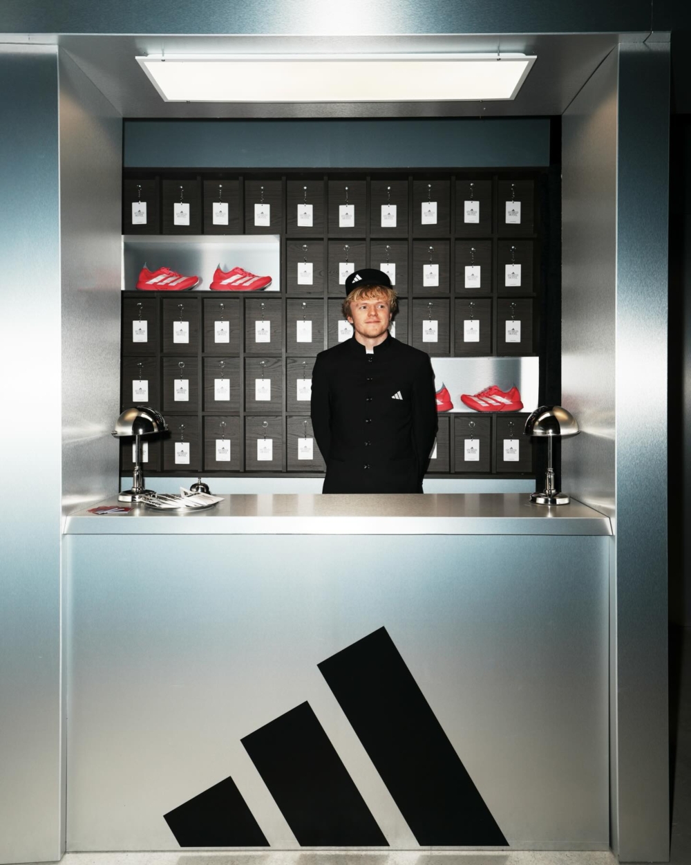 今年冬季在倫敦舉行的 HYROX 賽事期間，adidas 以一個名為 Hybrid Hotel 的恢復空間引發業界關注