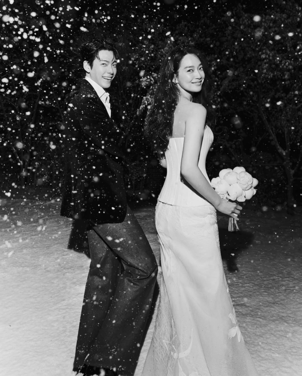 在婚紗照中，她選穿 Danielle Frankel 的 Anais 款式