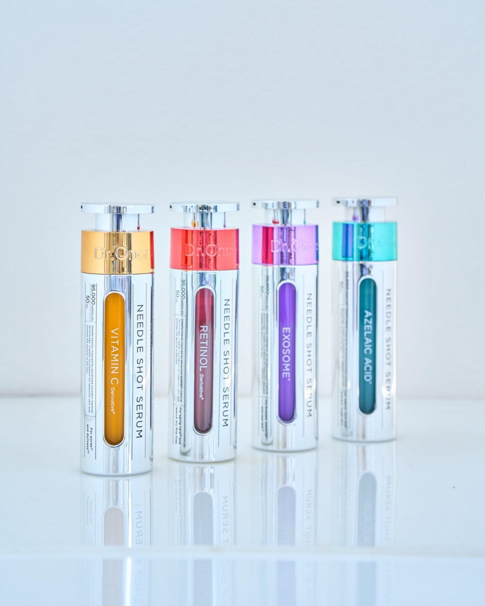 四瓶Dr.Once微針精華，從左至右分別為維生素C（黃）、視黃醇（紅）、外泌體（紫）和杜鵑花酸（青），立於白色背景上