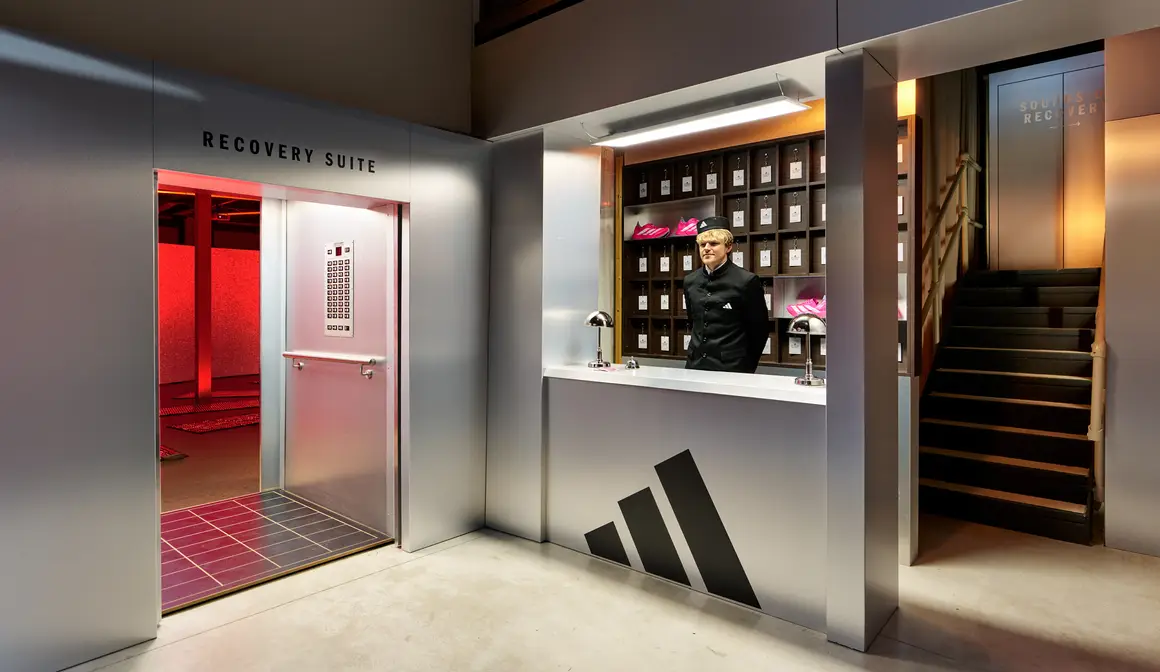 今年冬季在倫敦舉行的 HYROX 賽事期間，adidas 以一個名為 Hybrid Hotel 的恢復空間引發業界關注