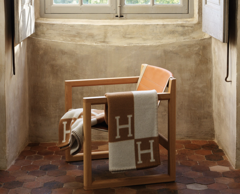 2025 年底，Hermès 宣布取得義大利高端羊絨製造商 Lanificio Colombo 約 15% 股權