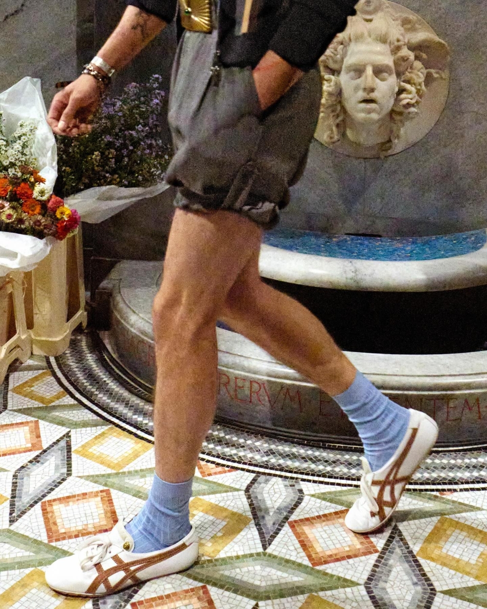 透過全球時尚代表陣容與時裝週布局