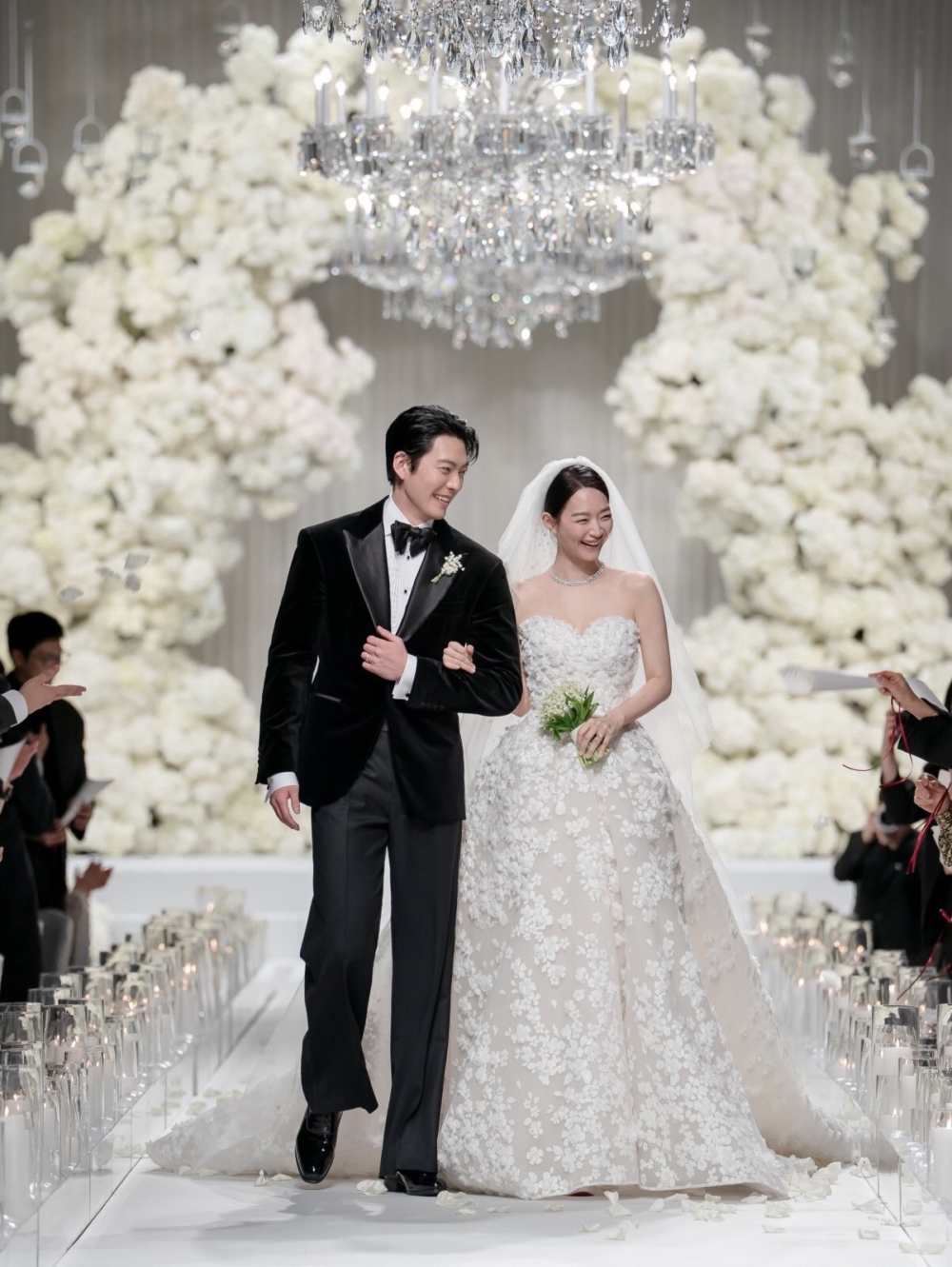 韓國演藝圈最受矚目的情侶金宇彬與申敏兒，於 12 月 20 日在親友的見證下步入婚姻殿堂。