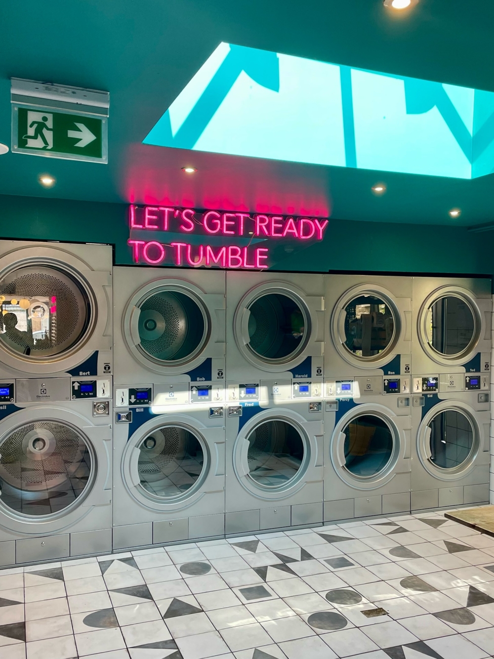 洗衣服也能賣咖啡、辦演唱會還捐襪子做公益？歐美掀起「洗衣酒吧」風潮，還能喝咖啡聽爵士認識新朋友