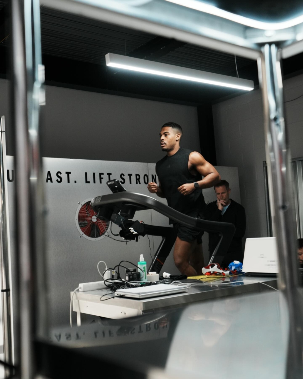 以往，職業選手與高階運動員在比賽後才能接觸紅光療程或專業恢復設備，adidas 將 Hybrid Hotel 免費對外開放