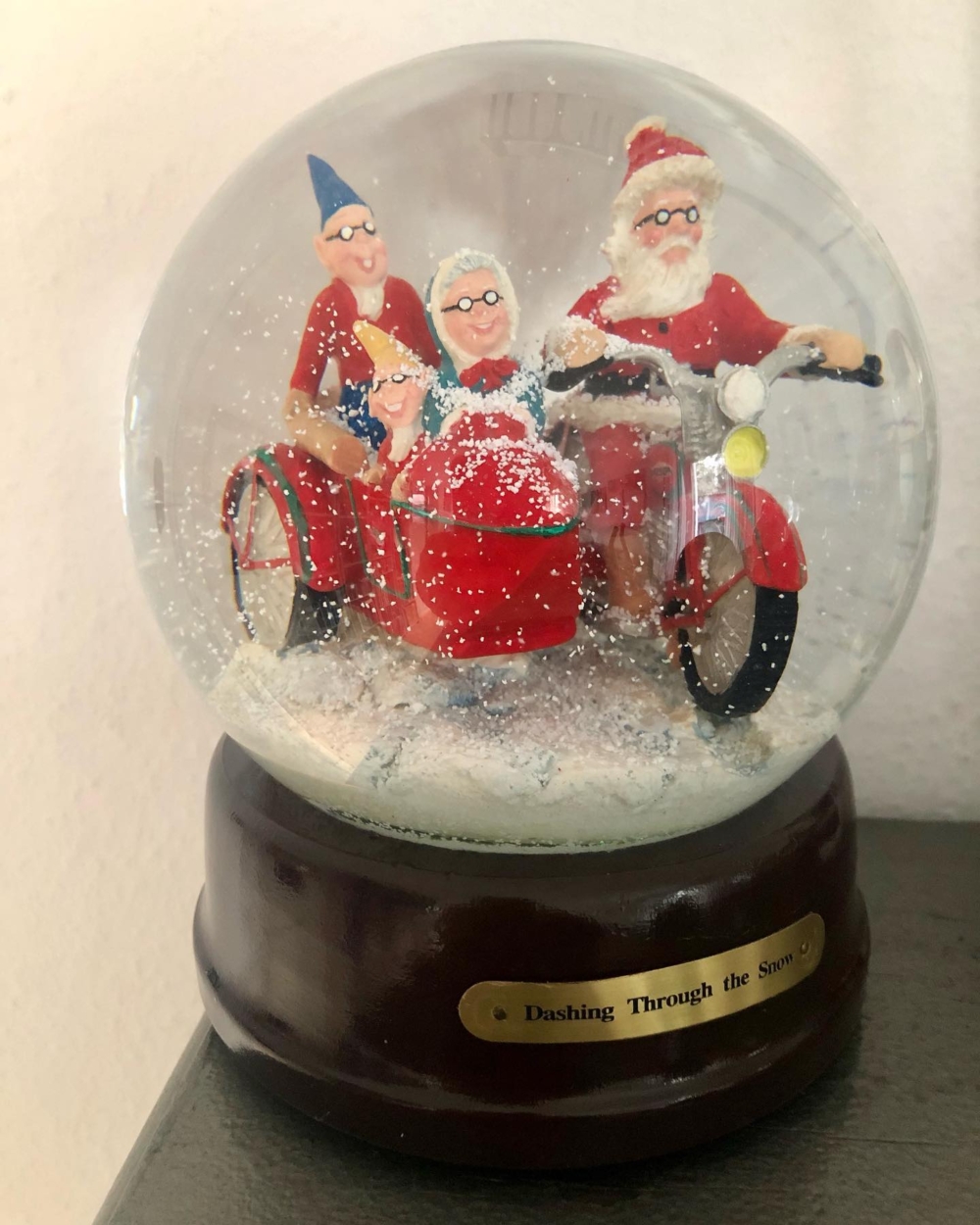 每一顆球都承載著特定的記憶、旅程、情感連結，可能是某次旅行的紀念，可能是朋友從遠方帶回的禮物