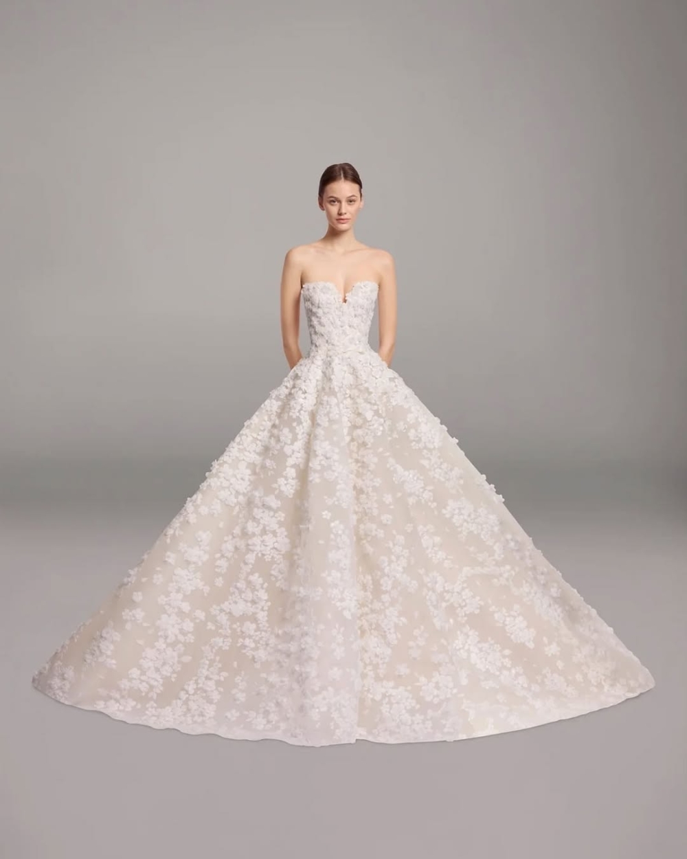 申敏兒在婚禮上呈現兩款風格迥異的婚紗造型。主婚紗選自 Elie Saab 2026 春季婚紗系列