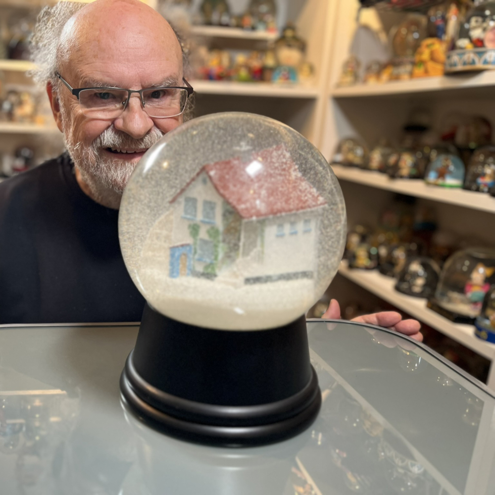 每一顆球都承載著特定的記憶、旅程、情感連結，可能是某次旅行的紀念，可能是朋友從遠方帶回的禮物