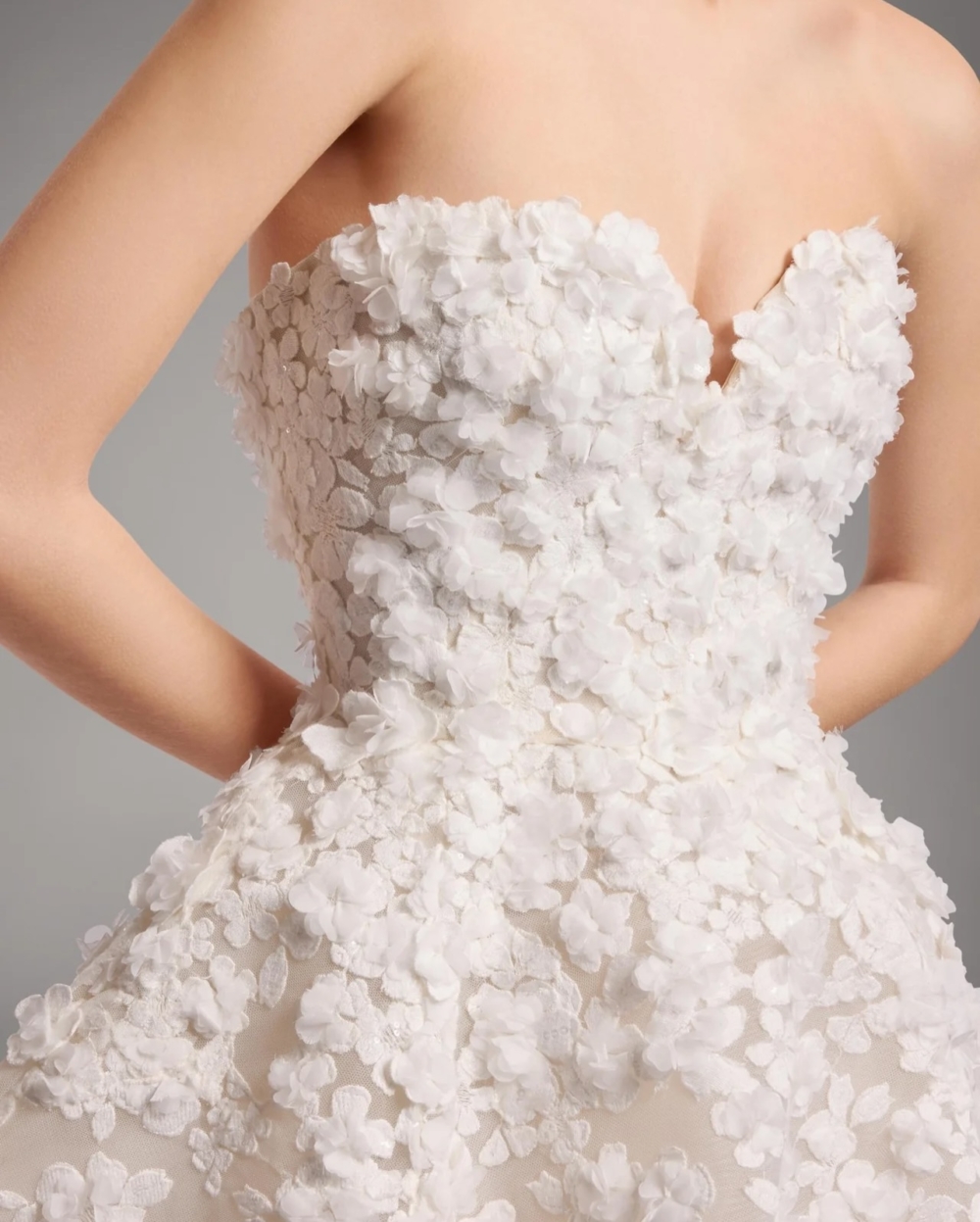 申敏兒在婚禮上呈現兩款風格迥異的婚紗造型。主婚紗選自 Elie Saab 2026 春季婚紗系列