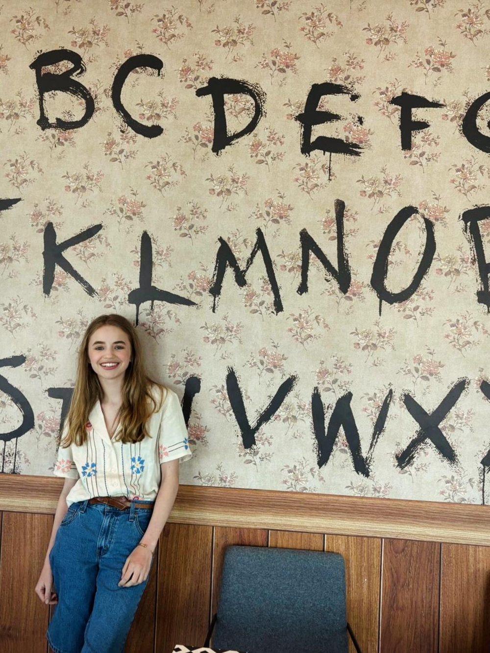 Nell 的父親卻沒放下對表演的熱愛，讓 Nell 從小耳濡目染表演藝術，常陪女兒排練試鏡片段、分析劇本角色。