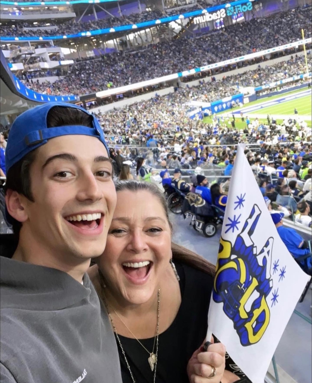 超越框架的愛：Milo Manheim父母這段「好摯友」促成的生命佳話