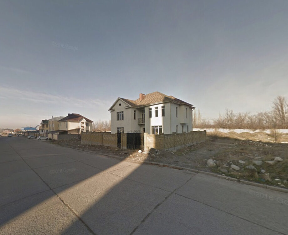 Jacqui的帳號選擇探索的地點、決定截取的畫面、賦予這些影像新的脈絡與情感，每一張截圖背後都蘊含著他對世界的觀看方式。