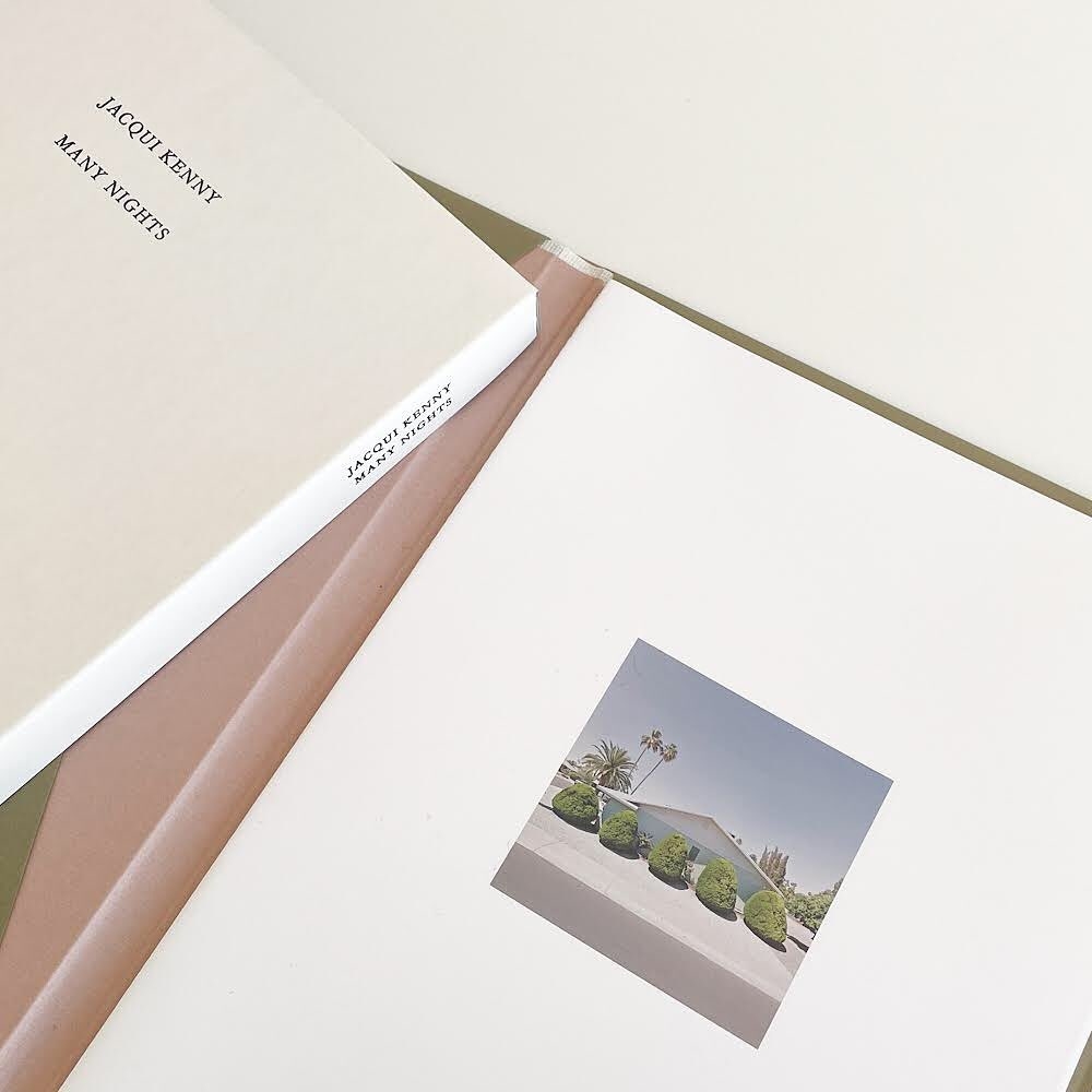 更承諾將每張作品售出所得的 10 英鎊捐贈給 Brain and Behavior Research Foundation，一個致力於心理疾病研究與防治的非營利機構，這個決策展現了難得的人文關懷。