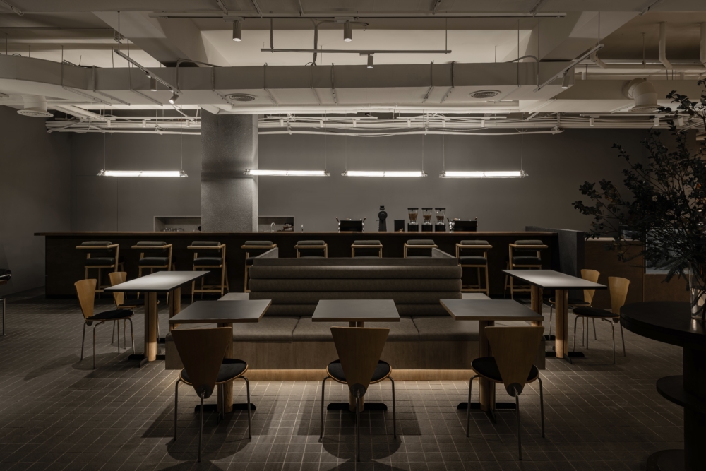 為了展現「混血」的美學調性，家具選品亦極具巧思：刻意選用金屬椅腳與柔軟的絨布面料相互呼應