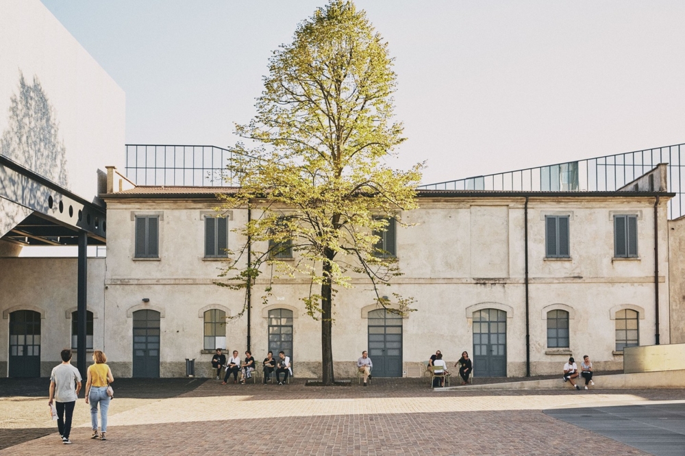 Prada 的 Versace 收購與房地產布局，呈現的不僅是營運擴張，更是對品牌長期價值的深度思考