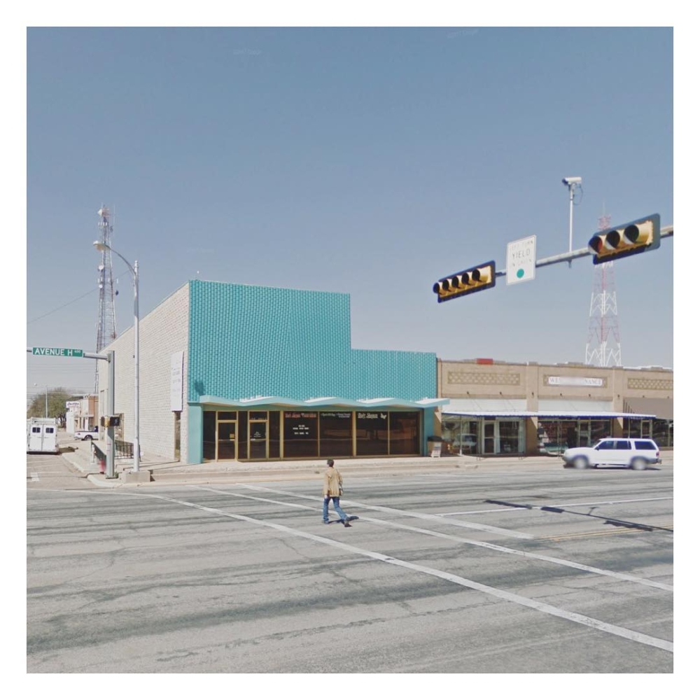 她偏愛那些被烈日曬得褪色的粉嫩建築、沙漠邊緣孤立的電線桿