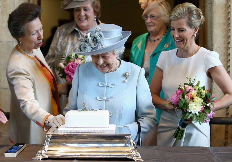 現在她育有一女一子：路易絲・溫莎女爵和韋塞克斯伯爵詹姆斯，一家四口住在溫莎莊園內的巴格肖特公園