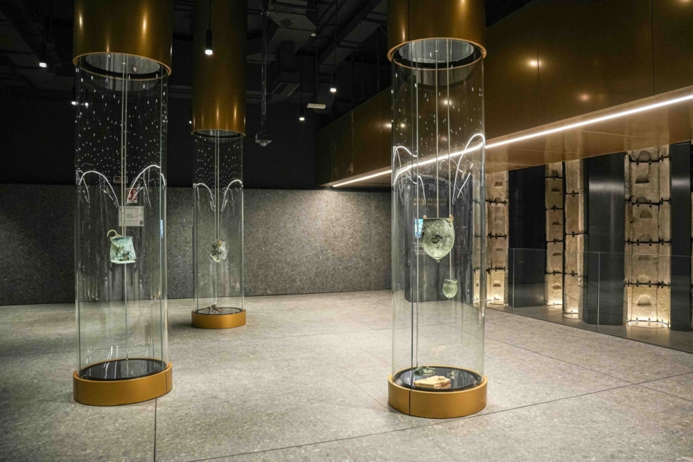 搭車變文化課，Metro C Colosseo月台展示櫃比精品店還精彩