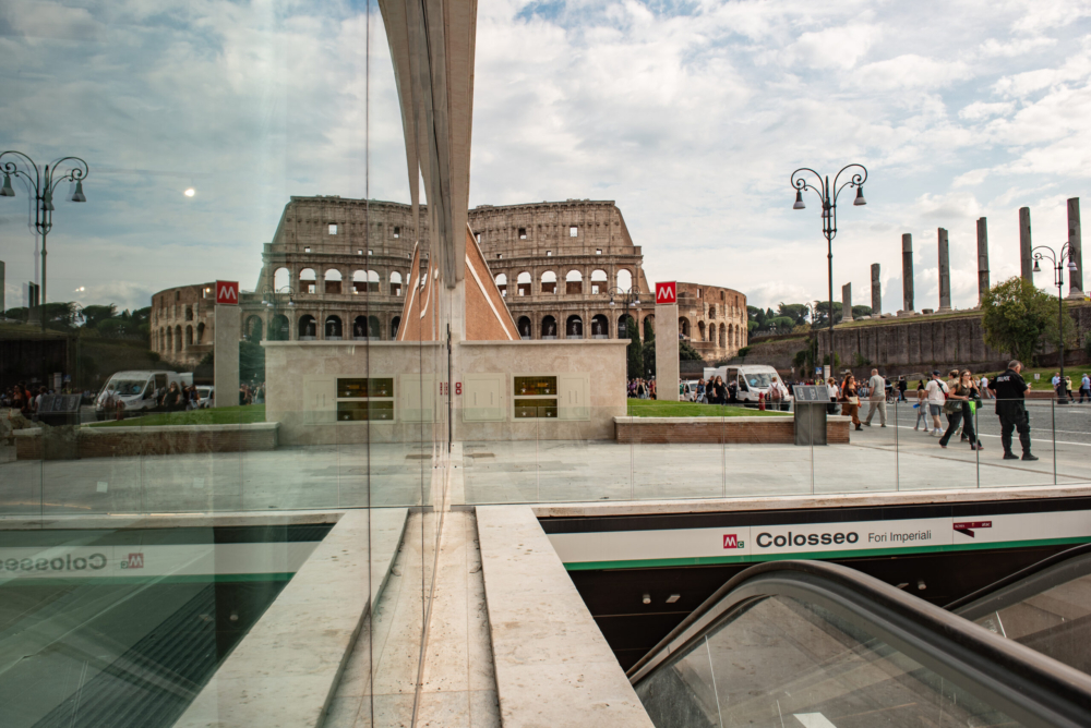 搭車變文化課，Metro C Colosseo月台展示櫃比精品店還精彩