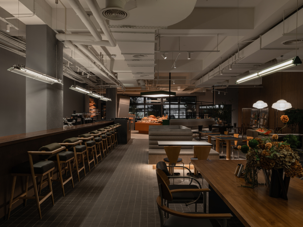 店內格局徹底翻轉了傳統餐飲內外場的二分法，透過長型開放式吧台的設置