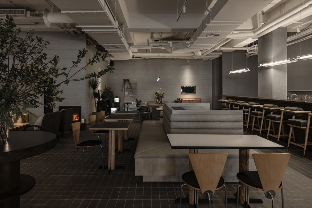 為了展現「混血」的美學調性，家具選品亦極具巧思：刻意選用金屬椅腳與柔軟的絨布面料相互呼應